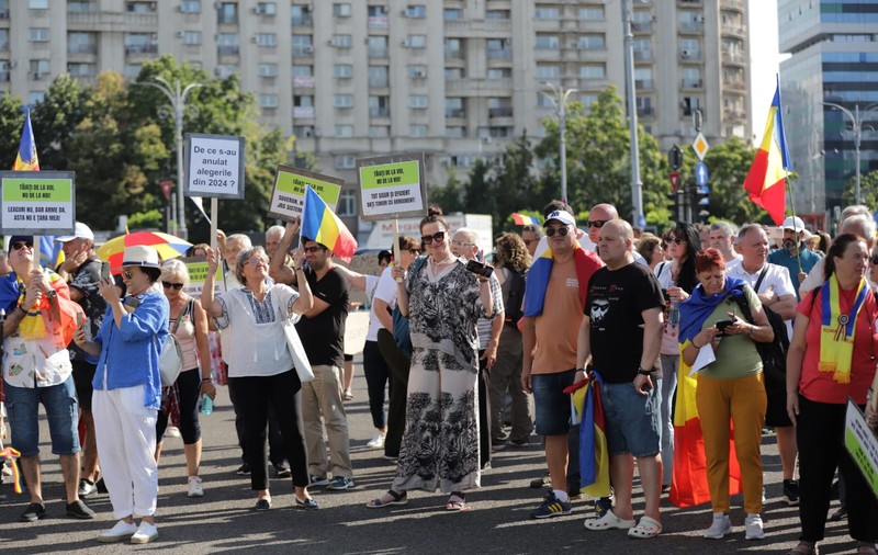 Susținătorii lui Călin Georgescu protestează în Piața Victoriei după majorarea TVA și își strigă nemulțumirile pe versurile unei melodii: „Tăiați de la voi, nu de la noi”