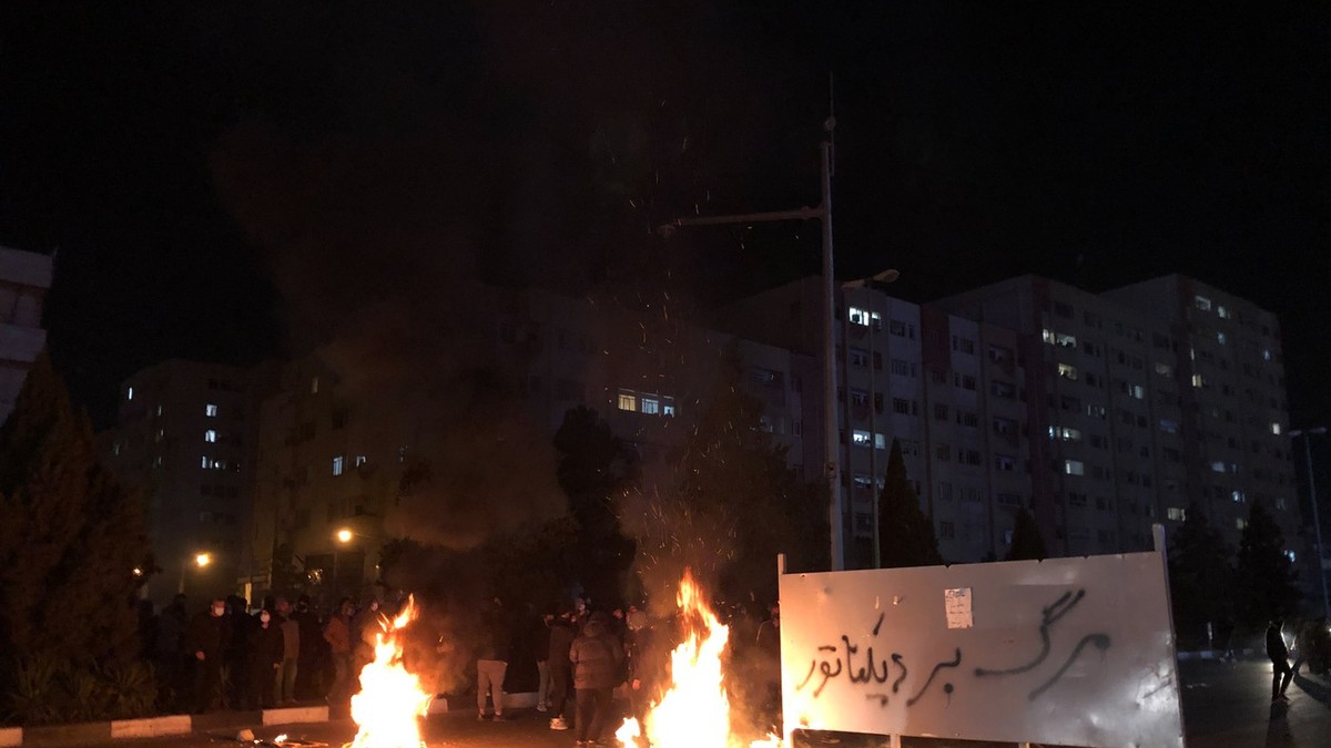 Shiraz, în seara de 9 ianuarie. Protestatari observați în timp ce scandează „Moarte dictatorului”. Imagine cu caracter ilustrativ Foto: Profimedia
