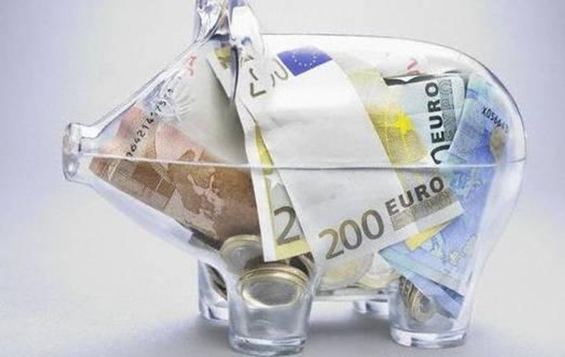 Doi pensionari din Buzău au rămas fără borcanul cu 19.000 de euro pe care îl ascundeau în pod