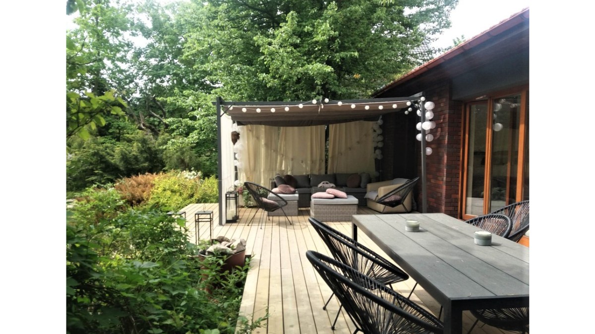 Gradina frumos amenajata in stil boho cu pergola cu lumini garden way