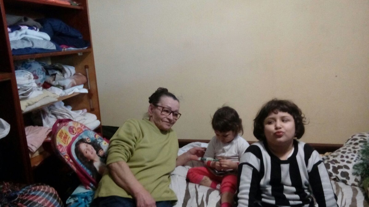 Doi bunici, unul cu piciorul amputat, îşi dedică existenţa nepoatelor rămase în grija lor, în pofida problemelor financiare