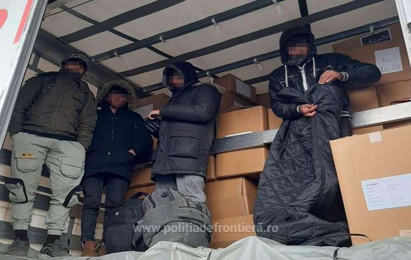 Zece cetăţeni din Afganistan care au încercat să treacă ilegal graniţa, în automarfare, opriți de polițiștii de frontieră