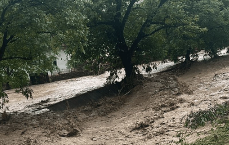 Avertismentul hidrologilor. Cod galben de viituri pe râuri din 24 de judeţe, până luni