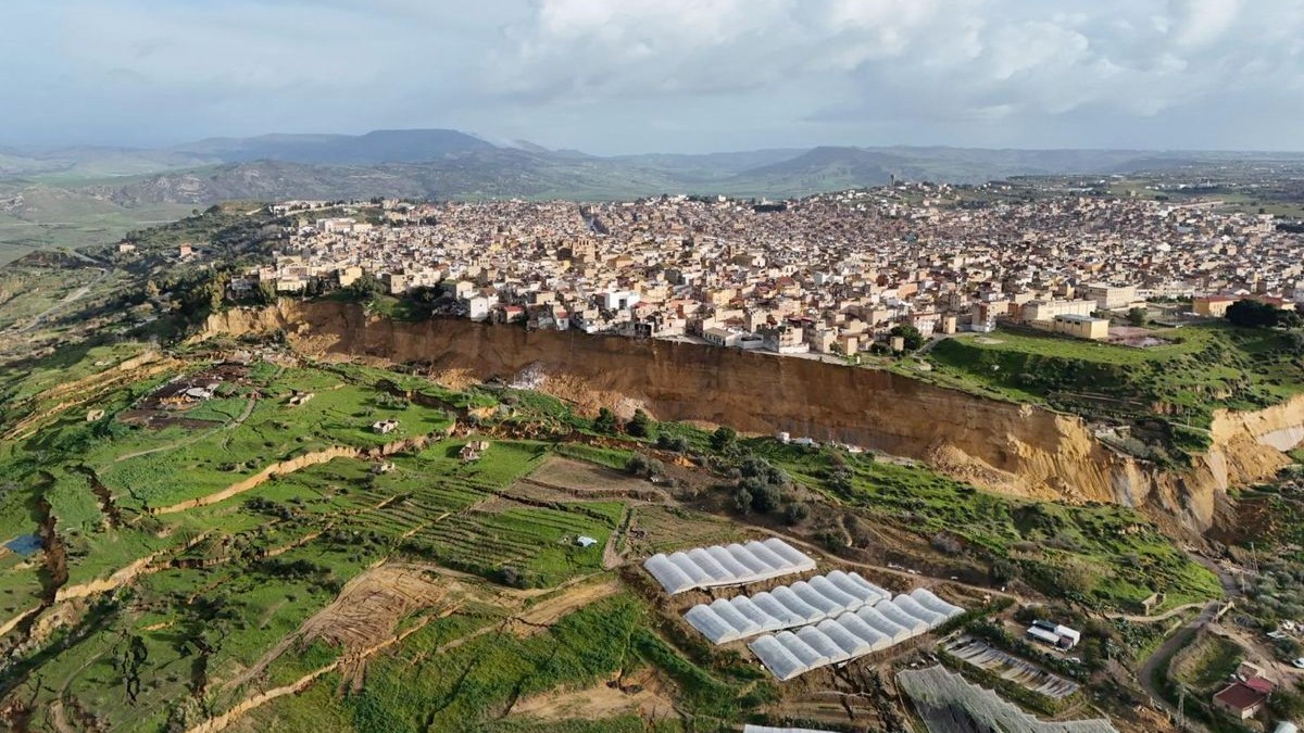 Imagine panoramică cu alunecarea de teren din orașul italian Niscemi care s-a prăbușit datorită ploilor.