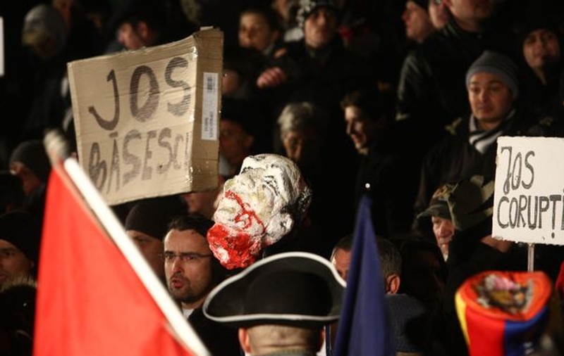Protestatarii au plimbat "capul" lui Traian Băsescu în Piața Universității! FOTO