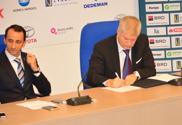 Momentul semnării protocolului, pentru noua sală de sport