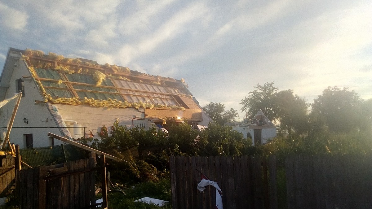 O tornadă a făcut prăpăd în comuna Mirosloveşti din Iași