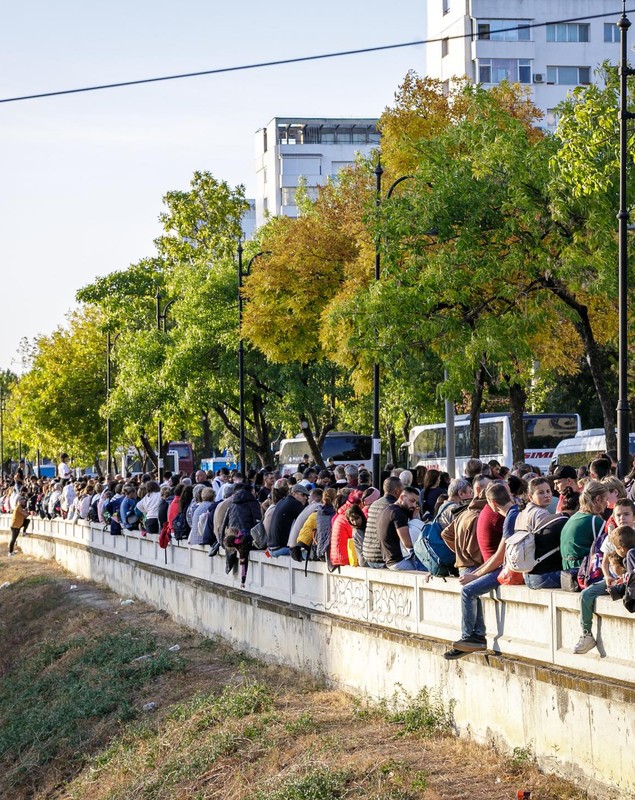Peste 300.000 de oameni s-au închinat la moaştele Sfintei Cuvioase Parascheva, la Iași. 50.000 încă stau la coadă