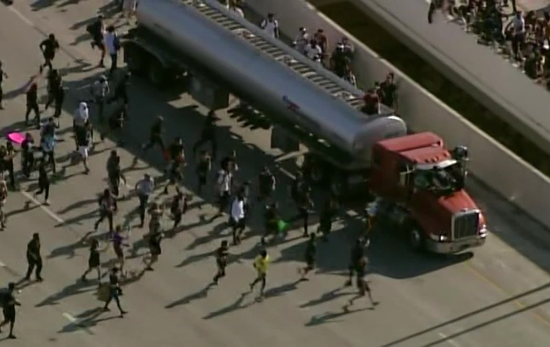 Șoferul unui camion care a forțat trecerea printre manifestanții din Minneapolis a fost arestat