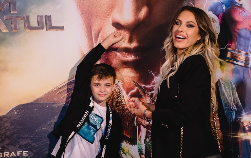 Cum arată acum băiețelul Amnei. David Cristian, care are 8 ani, și-a însoțit mama la film