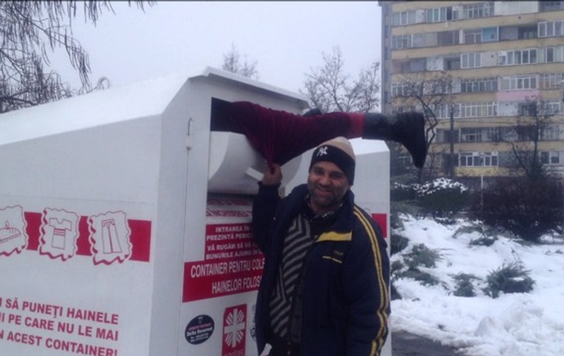 Imagini incredibile surprinse la Baia Mare! Uite cum fură rromii din hainele nevoiaşilor! VIDEO