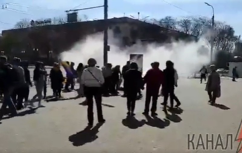 VIDEO | Soldații ruși au deschis focul asupra unor civili ucraineni care protestau pașnic la Herson