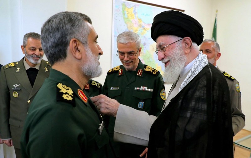 Ayatollahul Ali Khamenei l-a decorat pe comandantul iranian care a coordonat atacul asupra Israelului