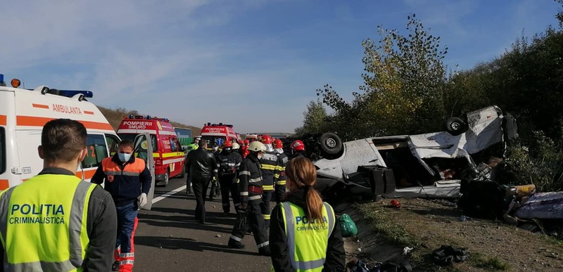 15 români se întorceau acasă din Germania, șoferul ar fi ațipit la volan. Foto: ISU Hunedoara