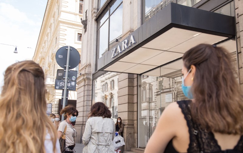 Zara închide 1.200 de magazine la nivel mondial, Starbucks trage obloanele la 400 de cafenele