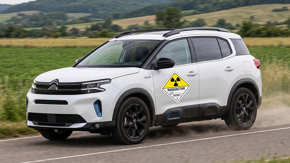 Un citroen pe care există semnul de ”materiale radioactive”.