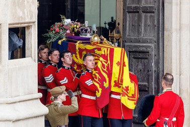 Momentul în care sicriul reginei Elisabeta a II-a intră în Westminster Abbey