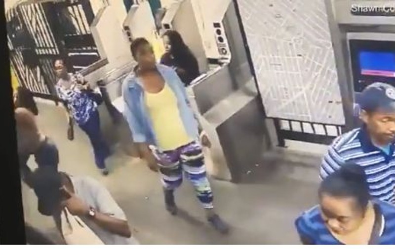 O femeie a înjunghiat o pasageră la metrou în urma unei discuții aprinse | FOTO & VIDEO