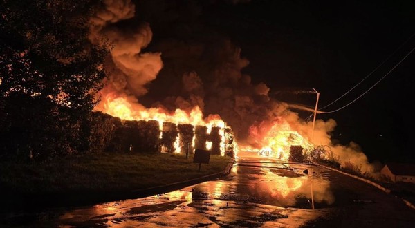 Incendiul din Șura Mică se manifestă violent pe o suprafață de aproximativ 1.200 de metri pătrați. Foto: ISU Sibiu