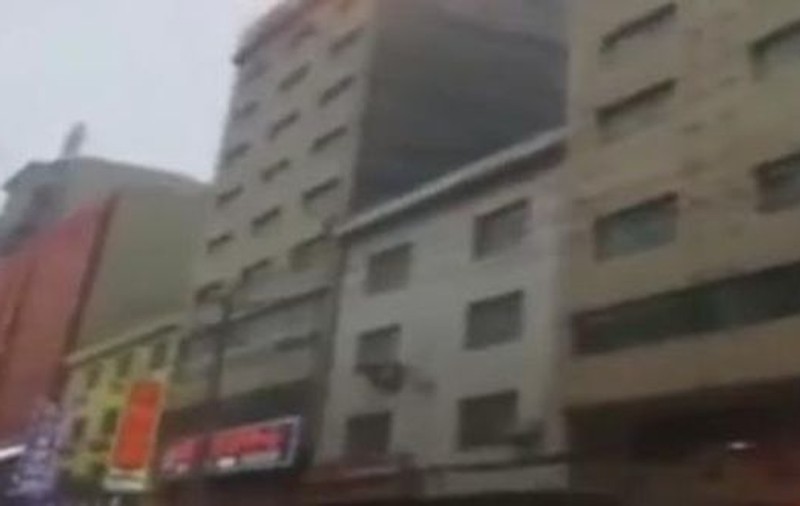 INCREDIBIL! Cum a fugit un bărbat din casa amantei ca să nu fie prins de soţul acesteia! VIDEO