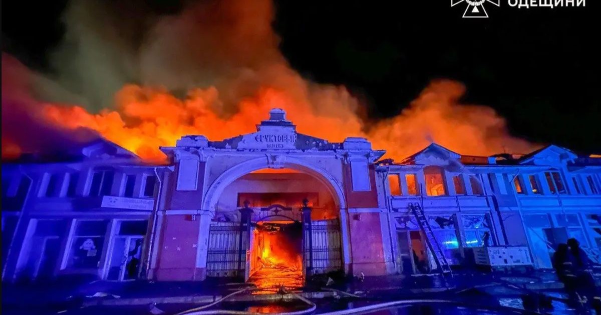 Piața emblematica Privoz arde în urma unui incendiu, după un atac cu drone rusești în noaptea de 24 iulie 2025, la Odessa