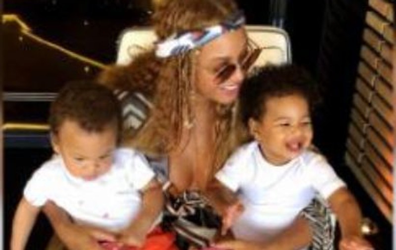 Beyonce a publicat o imagine cu gemenii ei în vârstă de 1 an