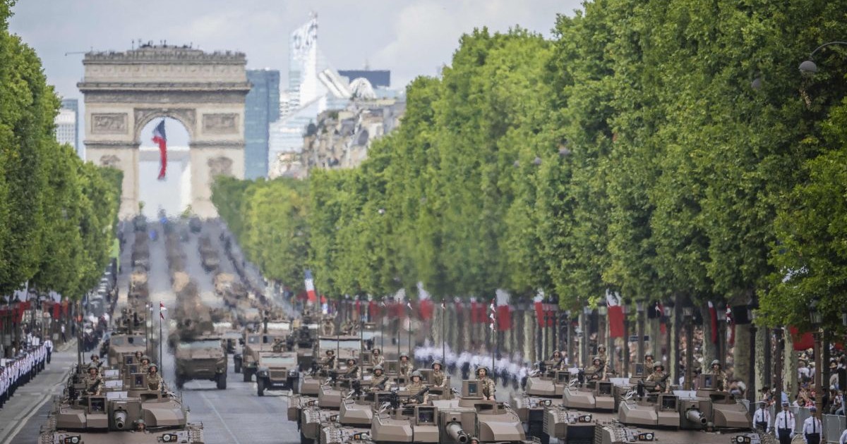 Tancuri Leclerc XLR ale armatei franceze în timpul paradei militare anuale de Ziua Bastiliei pe bulevardul Champs-Élysées din Paris, pe 14 iulie 2025