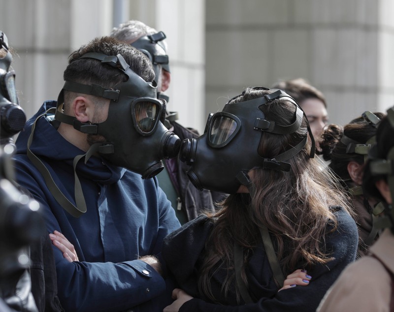 Protest cu măști de gaze la Ministerul Mediului. Comunitatea Declic îi cere ministrului Costel Alexe raportările reale ale poluanților