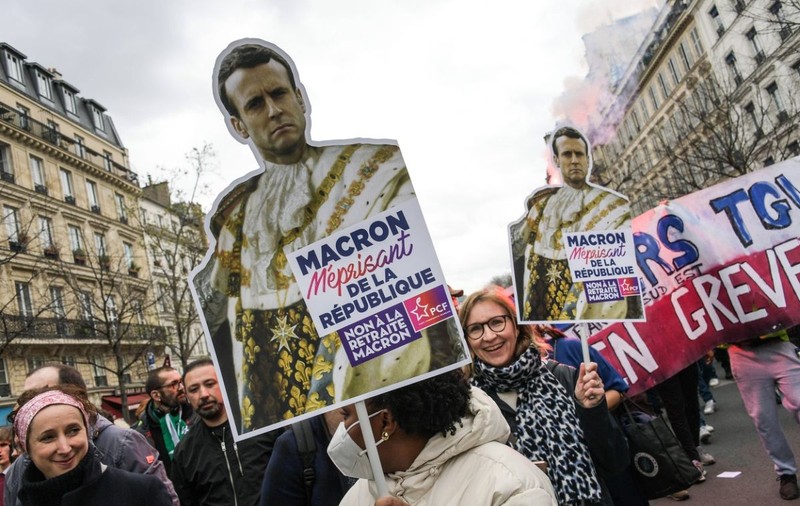 „Jupiter, poporul te va aduce pe Pământ!”. Protestul față de reforma pensiilor s-a radicalizat în Franța, iar Macron devine dușmanul tuturor