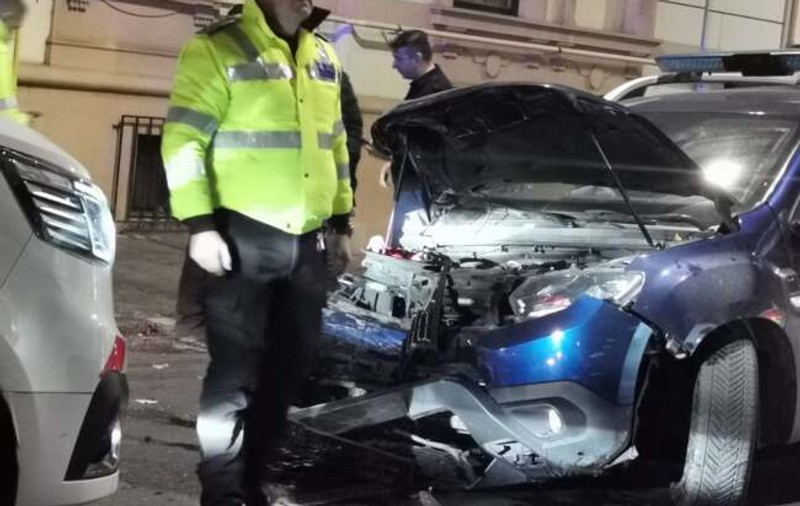 Un om al străzii din Arad a furat o mașină a Poliției Locale cu girofarul pornit și agenții lângă ea și a lovit apoi mai multe mașini parcate