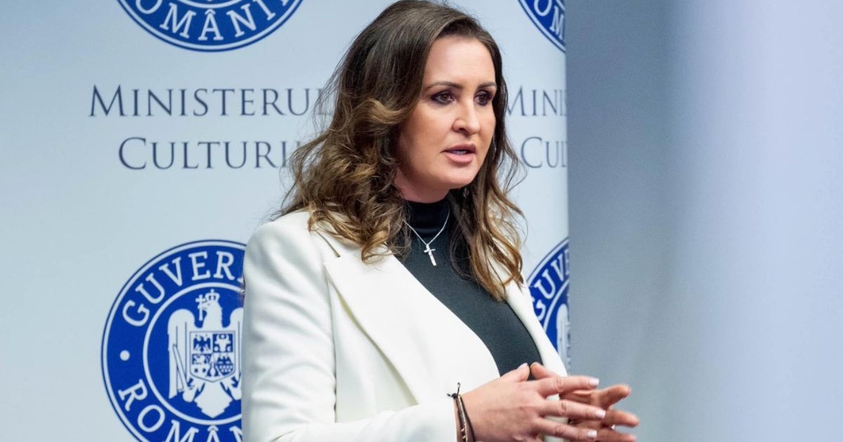 Natalia Intotero, îmbrăcată într-o maleta neagră și un sacou alb, cu mâinile împreunate, la întâlnirea cu sindicatele și directorii muzeelor - 5 februarie 2025