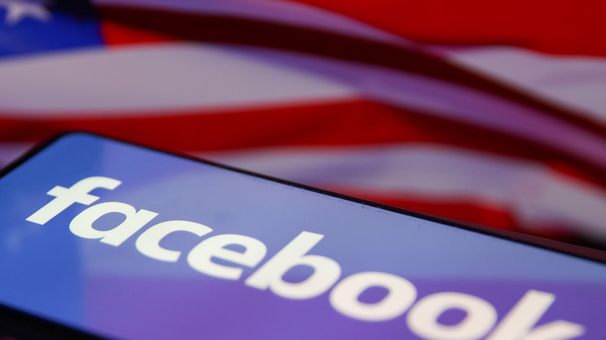 telefon cu logo-ul facebook deasupra unui steag al statelor unite ale americii
