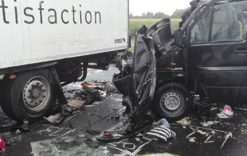 UPDATE | Accident grav pe o autostradă din Ungaria. 3 români morți și 6 răniți. Șoferul microbuzului, arestat (FOTO & VIDEO)