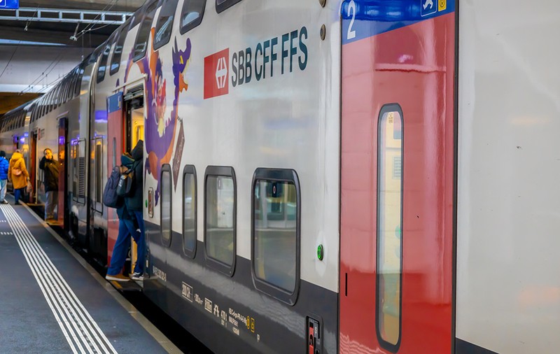 Suporterii au tras frâna de urgență de 4 ori și au fumat în tren până au declanșat alarma de incendiu, în Elveția: „Vrem garnituri suplimentare pentru deplasări”