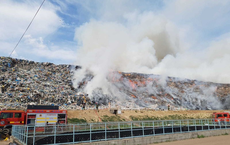 Incendiu puternic la groapa de gunoi din Galaţi, cu degajări mari de fum. A fost emis mesaj Ro-Alert