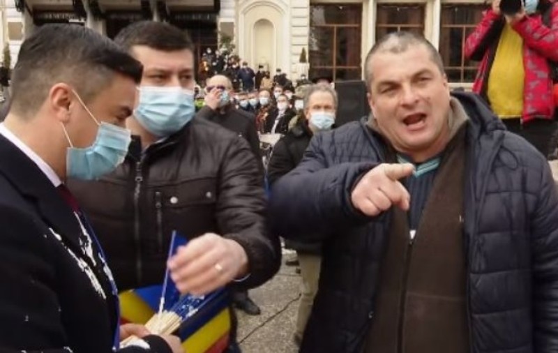 Cine este bărbatul care l-a atacat cu iaurt pe primarul Mihai Chirica
