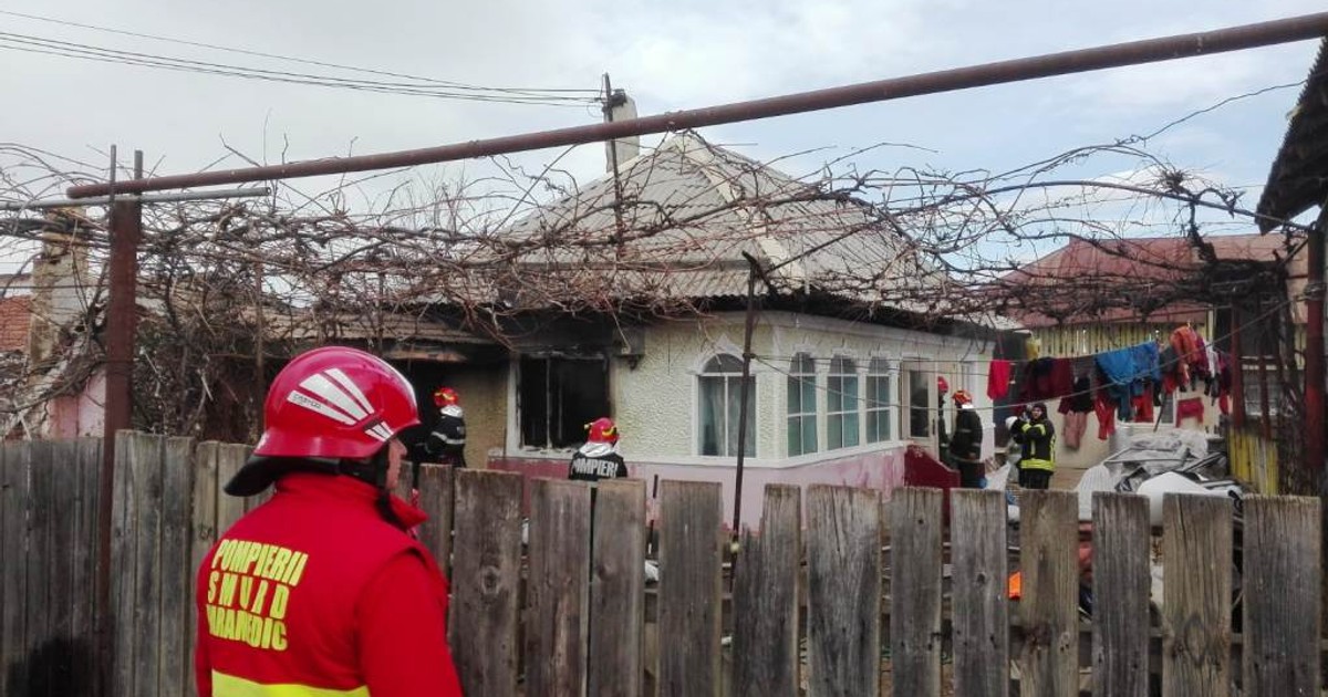 Incendiu puternic la o casă din Neamț