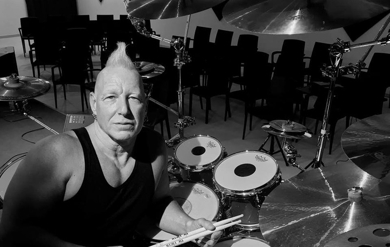 VIDEO/ De sus, de pe scenă, la munca de jos! Legenda rock Mike Terrana a fost pus la... cosit iarbă