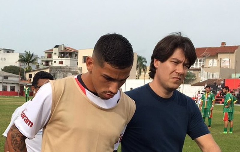 Un fotbalist a fost arestat chiar în timpul meciului! A fost închis pentru sechestrare de persoane și fărădelegi cu carduri! | VIDEO