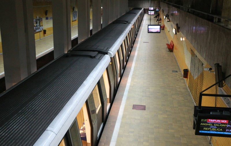 S-a aruncat în «spatele» metroului! Marţi s-a consumat cea mai ciudată tentativă de suicid din istoria Metrorex