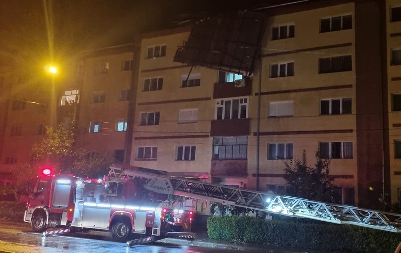 Pagube în vestul României, după furtunile puternice: Gospodării distruse, acoperișuri luate de vânt și copaci doborâți. FOTO