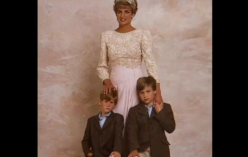 Lady Diana şi fii ei, aşa cum nu i-ai mai văzut niciodată! I-aţi fi recunoscut pe Harry şi William?| VIDEO