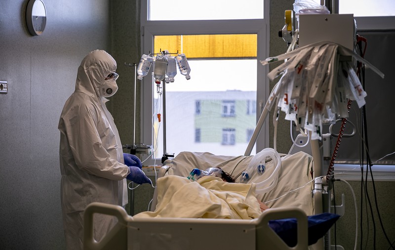 Arest la domiciliu pentru brancardierul acuzat că a deconectat din greșeală o pacientă de la aparate