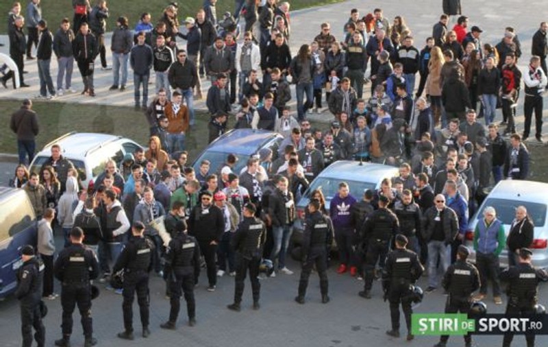 Scandal la Cluj! Suporterii Universității și-au amenințat jucătorii! / VIDEO