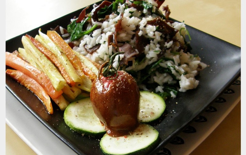 Orez cu ciuperci, legume și roșii caramelizate