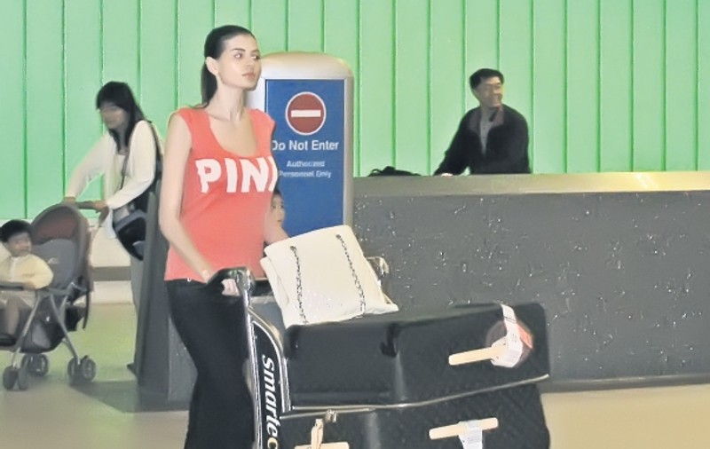 Video exclusiv | Chinezul a așteptat-o pe Moni cu Rolls-ul la aeroport, dar nu a coborât să o sărute