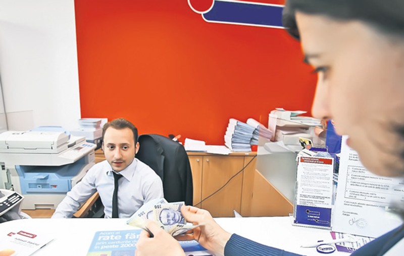 Căderea leului îi loveşte rău pe români: nu mai avem bani să ne plătim ratele
