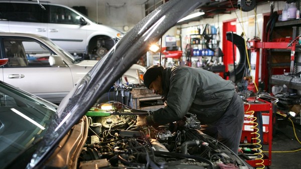 Un mecanic auto din Germania s-a declarat bolnav de bronșită, dar a fost prins de șef în timp ce punea muzică ca DJ într-un club. Imagine cu caracter ilustrativ. Foto: Getty Images