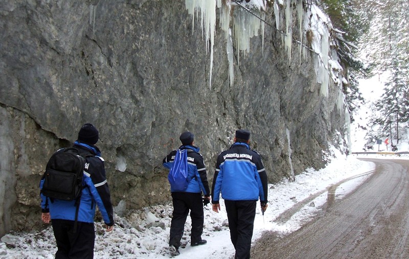 Turiști  rătăciți prin păduri, salvați din nămeți de jandarmi