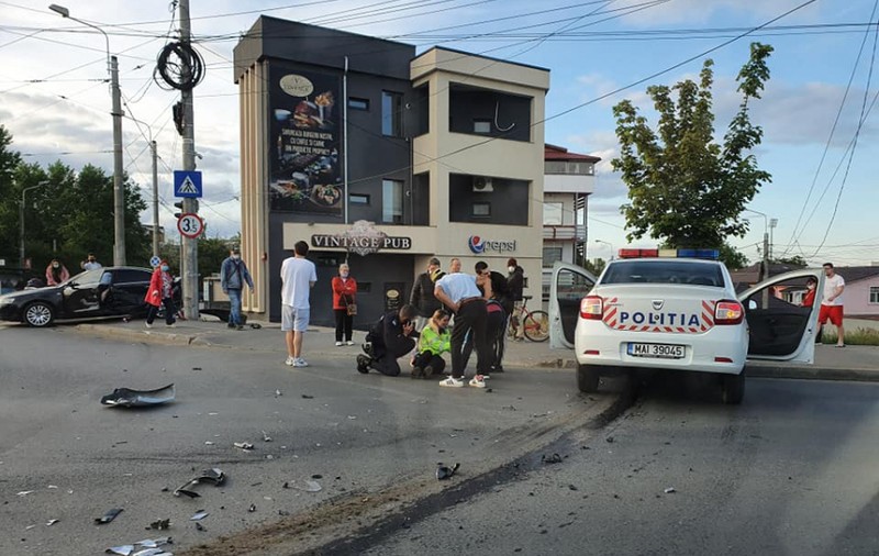 O polițistă din Galați a rămas fără permis în urma unui accident. Tânăra se afla în misiune